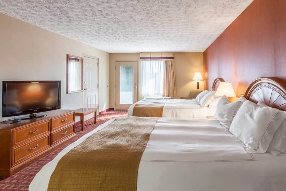 A beautiful room with two beds at the Park Grove Inn in Pigeon Forge.