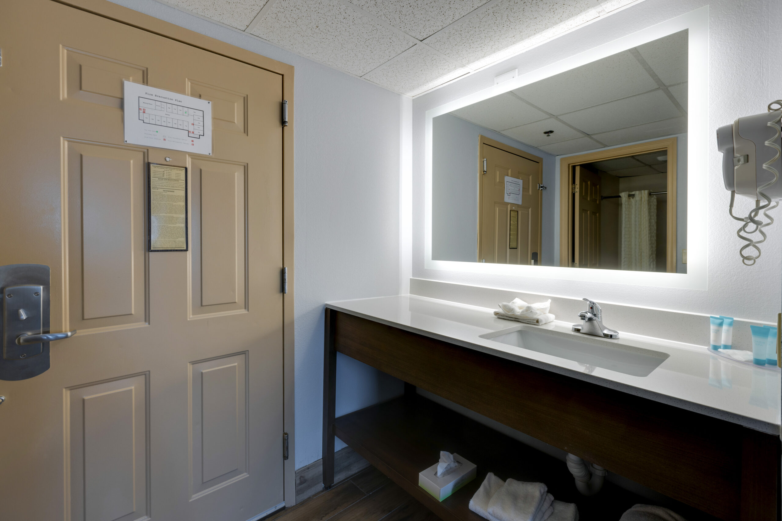 full bathroom in Pigeon Forge hotel room at Park Grove Inn